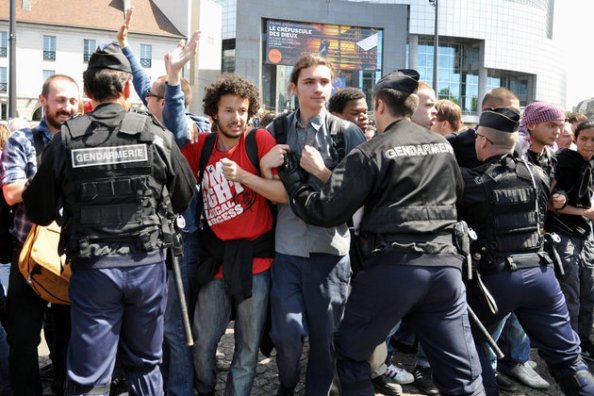 La police a évacué la place de la Bastille dimanche soir. © MaxPPP