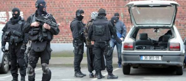 Une des arrestations près de Roubaix, mercredi matin. © Denis Charlet / AFP