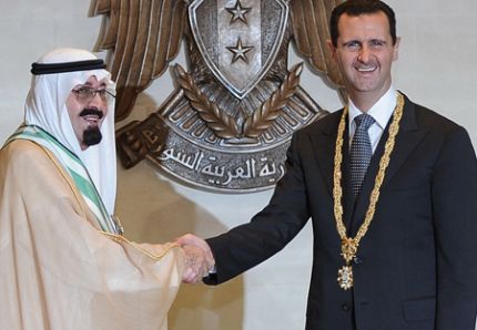 Le président syrien Bachar al-Assad et le roi Abdallah d'Arabie Saoudite échange une poignée de main lors de la visite de ce dernier en Syrie, 7 octobre 2009. Crédit: Syrian Arab News Agency (SANA)