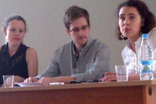 Edward Snowden pendant un réunion d'activistes des droits de l'Homme organisé dans un aéroport de Moscou, le 12 juillet 2013.