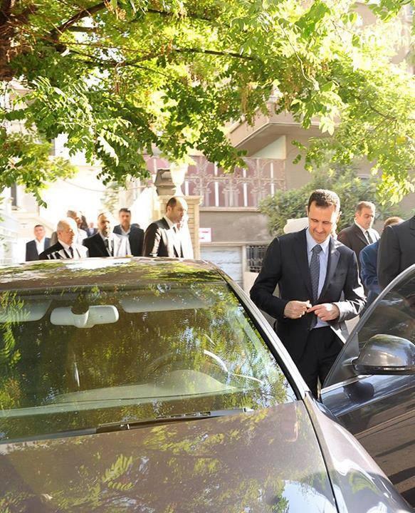 Le président Bachar Al Assad après la prière de Aïd al Fitr ce matin, repart au volant de sa voiture.