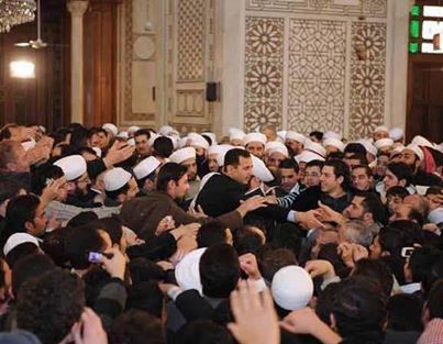 Bachar al-Assad en plein bain de foule au sein de la mosquée al-Sayyedeh Hassiba