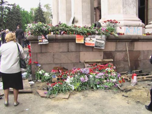 Fleurs en hommage aux victimes de la Maison des syndicats/Crédits photo/Alexandre Sivov