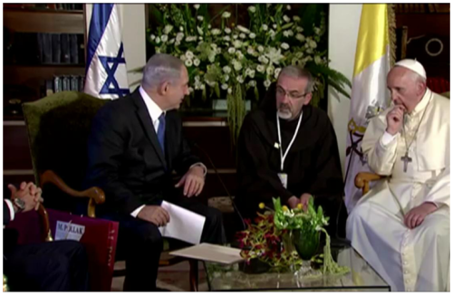 A gauche, Netanyahou, et à droite, le Pape François