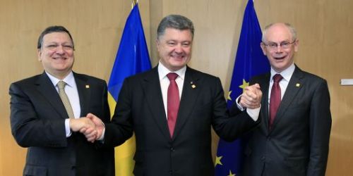 Le président ukrainien, Petro Porochenko, entouré de Jose Manuel Barroso et Herman Von Rompuy, à Bruxelles le 27 juin