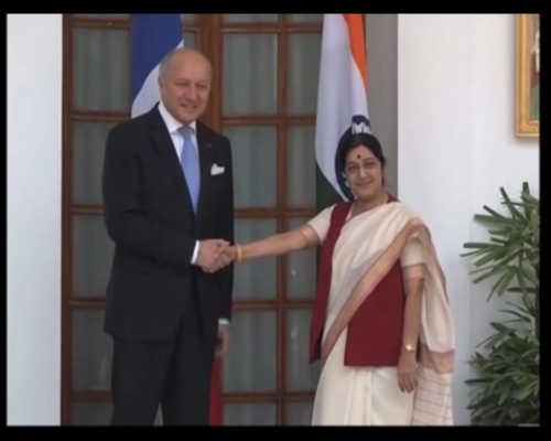 Laurent Fabius et son homologue indienne Sushma Swaraj/Capture d'écran YouTube