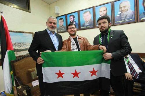 Dirigeant du Hamas avec le drapeau colonial français emblème des rebelles syriens.