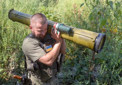 Soldat ukrainien portant un missile anti-Tank