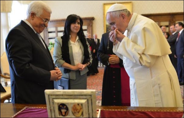 Le président de l'autorité palestinienne Mahmoud Abbas et le pape François se sont rencontrés samedi matin au Vatican. (photo: Keystone/AP/Alberto Pizzoli)